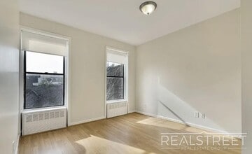 This spacious, sun-drenched one bedroom is available NOW! in Brooklyn, NY - Foto de edificio - Building Photo