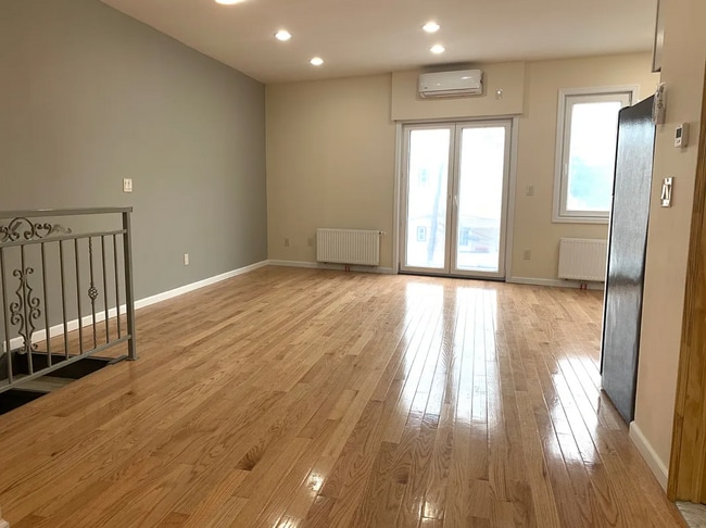 6931 Myrtle Ave, Unit 2nd Fl in Ridgewood, NY - Building Photo - Building Photo