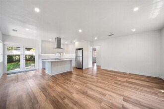 301 SW 51st Ave in Coral Gables, FL - Building Photo - Building Photo