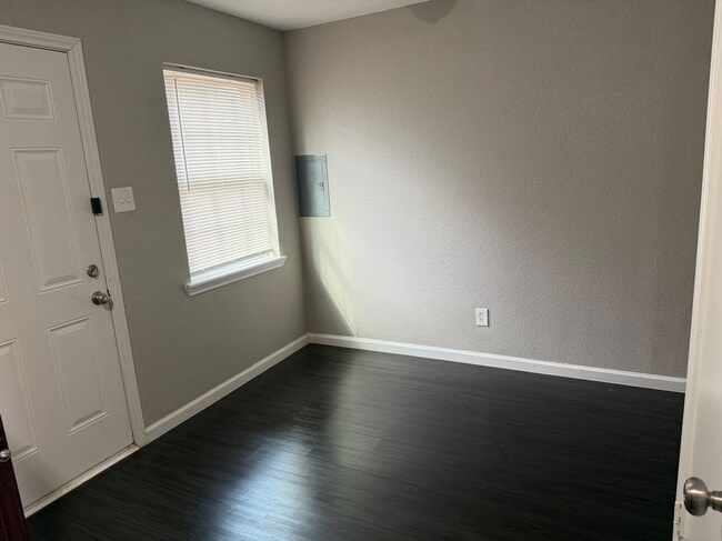 410 Conveyor Dr in Joshua, TX - Foto de edificio - Building Photo