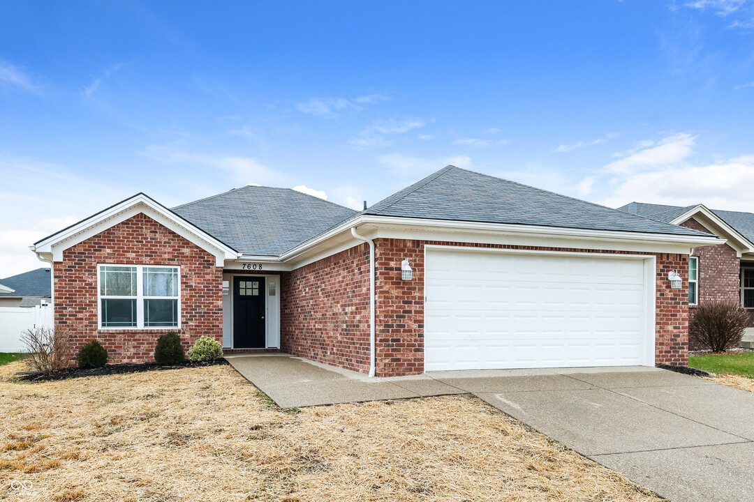 7608 Samuel Dr in Sellersburg, IN - Building Photo