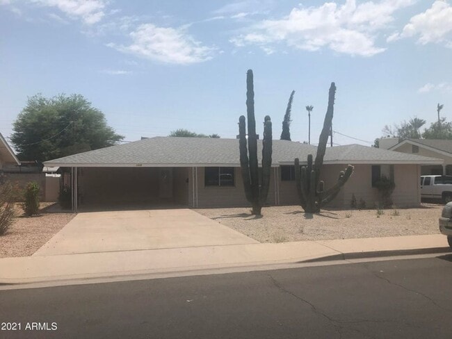 property at 1005 E Alameda Dr