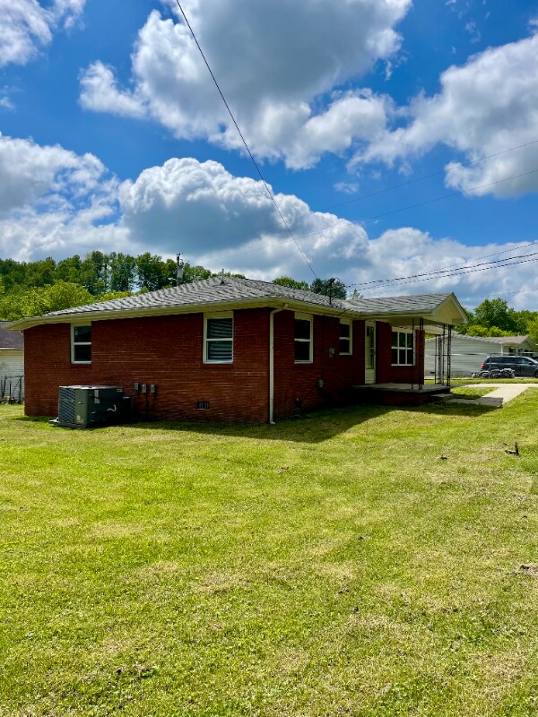 402 Sam Parker Rd in Gray, KY - Foto de edificio - Building Photo