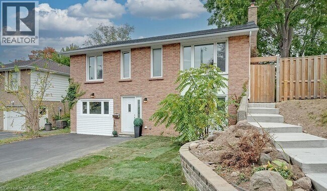 16 Upper Canada Dr in Waterloo, ON - Building Photo - Building Photo