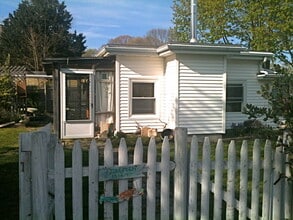 15 Maple Street in South Kingstown, RI - Building Photo - Building Photo
