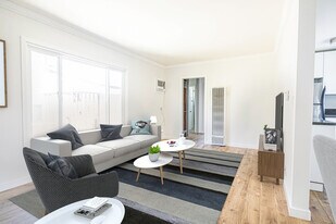 14041 Moorpark St in Los Angeles, CA - Building Photo