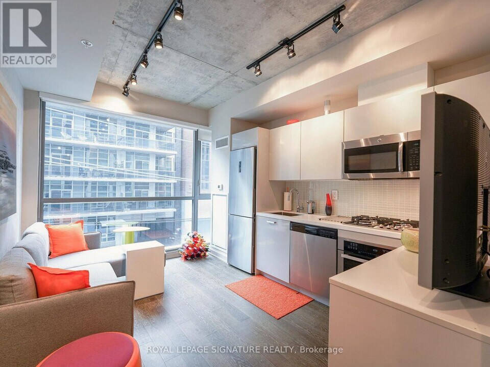 39-339 Brant St in Toronto, ON - Building Photo