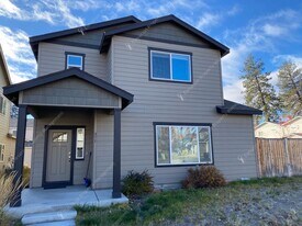 471 SE Glengarry Place in Bend, OR - Building Photo
