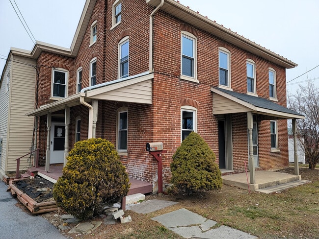 317 W Main St, Unit C in New Holland, PA - Building Photo - Building Photo