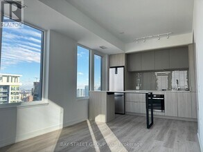 395 Square One Dr in Mississauga, ON - Building Photo - Building Photo