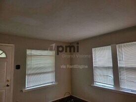 1553 N Walnut Grove Ave in Decatur, IL - Building Photo