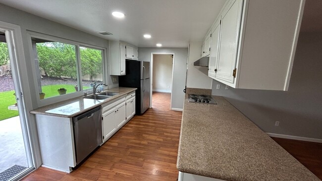 property at 3814 Radcliffe Ln