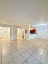 8760 NW 97th Ave in Doral, FL - Foto de edificio - Building Photo