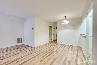 5001 Stonehedge Rd in Edison, NJ - Building Photo - Building Photo