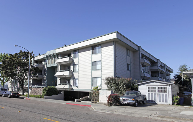 2077 Washington Ave in San Leandro, CA - Building Photo - Building Photo