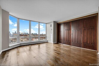 250 E Harbortown Dr in Detroit, MI - Building Photo - Building Photo