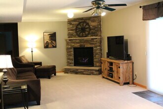 1291 Lake Susan Hills Dr in Chanhassen, MN - Foto de edificio - Building Photo