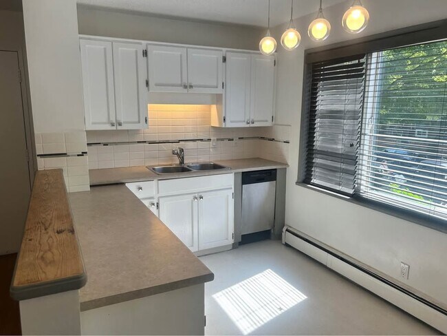 2465 W 5th Ave in Vancouver, BC - Building Photo - Building Photo