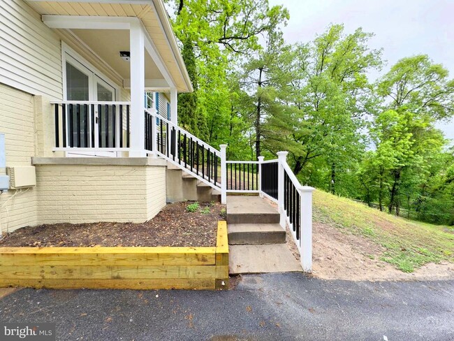 17985 Possum Point Rd in Dumfries, VA - Building Photo - Building Photo