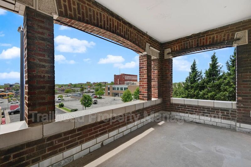 30 Linwood Blvd in Kansas City, MO - Building Photo