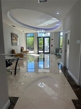 2301 SW 27th Ave, Unit 402 in Miami, FL - Foto de edificio - Building Photo