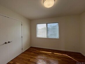 1 Kirkwood Rd in Port Washington, NY - Building Photo - Building Photo