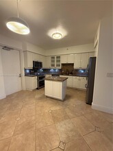 709 Crandon Blvd, Unit 309 in Key Biscayne, FL - Foto de edificio - Building Photo