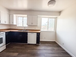 1038 Cedar Ridge Rd in Sandy, UT - Building Photo - Building Photo