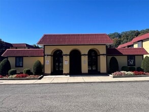 2 Granada Crescent in White Plains, NY - Building Photo - Building Photo