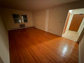 999 Raritan Rd in Clark, NJ - Building Photo