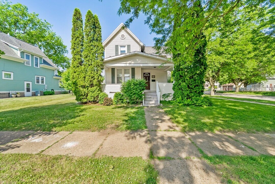 903 Franklin St in Cedar Falls, IA - Building Photo