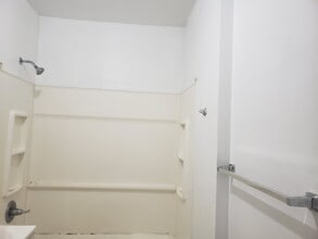 196 Putnam St, Unit 2fl in Bridgeport, CT - Building Photo - Building Photo