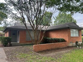 888 Berkinshire Dr in Dallas, TX - Building Photo