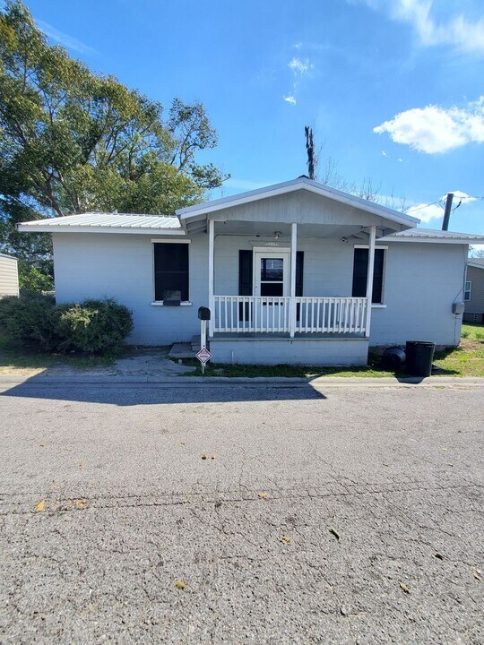 127 SW Pete Mobley Ave in Madison, FL - Building Photo