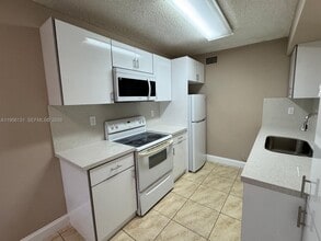 4654 NW 97th Ct, Unit 95 in Doral, FL - Building Photo - Building Photo