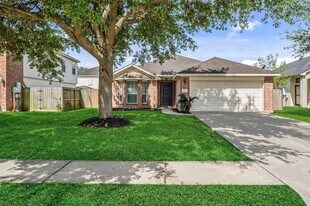 305 Golden Oak Dr in Texas City, TX - Building Photo