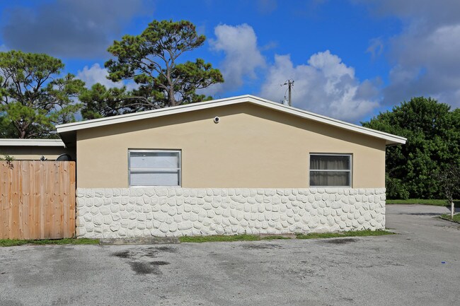 4159-4169 Sherri Ct in Lake Worth, FL - Building Photo - Building Photo