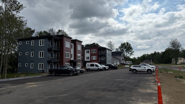 8 Norman Ct in Berwick, ME - Foto de edificio - Building Photo