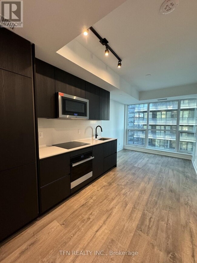 327 King St W in Toronto, ON - Building Photo - Building Photo