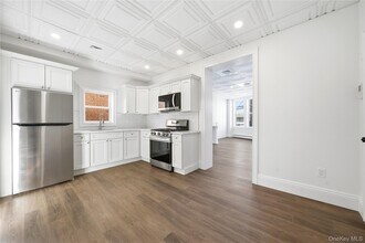 13 W Hoffman Ave in Lindenhurst, NY - Building Photo - Building Photo