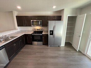 2057 Wiggins Village Dr in Youngsville, NC - Foto de edificio - Building Photo