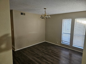 9605 Walnut St, Unit 12105 in Dallas, TX - Building Photo - Building Photo