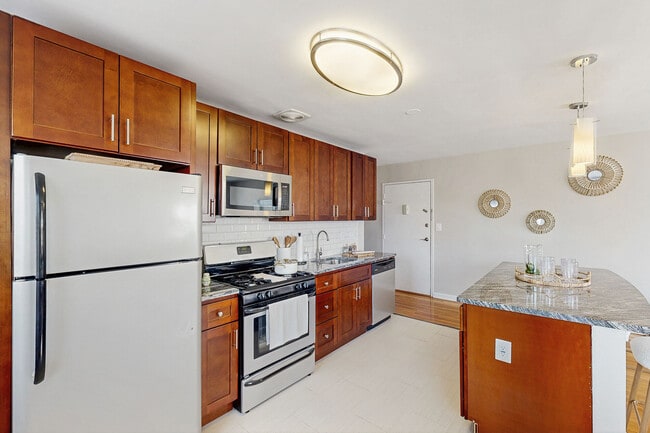 The Crossings at Menlo Park in Edison, NJ - Building Photo - Building Photo