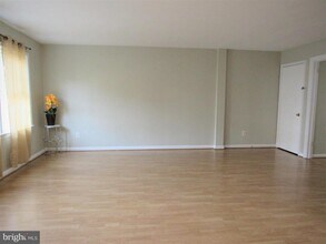 3137 Cedar Grove Dr in Fairfax, VA - Foto de edificio - Building Photo
