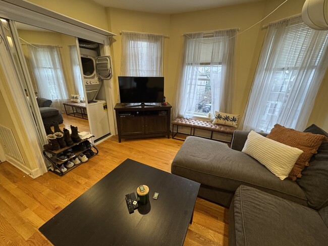 10 Jay St, Unit 2 in Somerville, MA - Building Photo - Building Photo