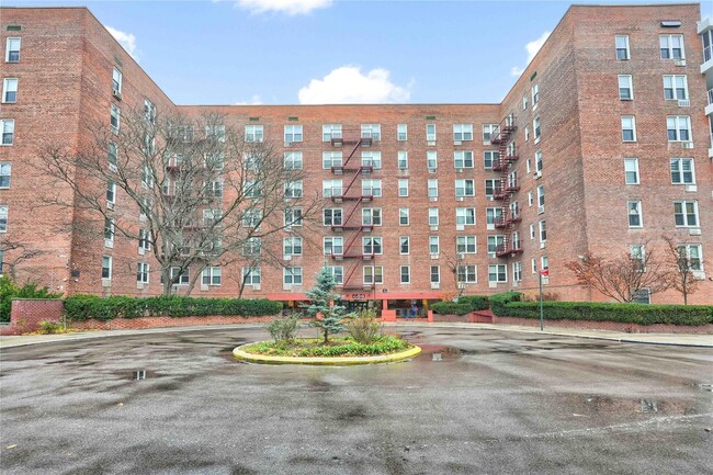 66-01 Burns St in Queens, NY - Building Photo - Building Photo
