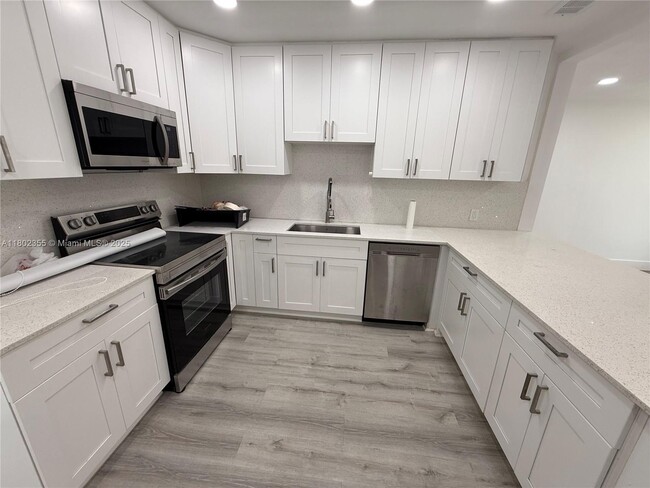 6391 SW 39th St in Miami, FL - Building Photo - Building Photo