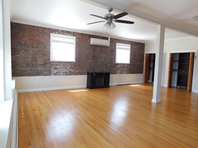 147 Bank St in New London, CT - Building Photo - Building Photo