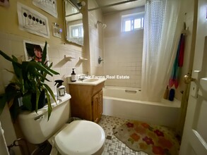 55 Bristol Rd, Unit 1 in Medford, MA - Foto de edificio - Building Photo