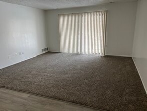 Charles Hamlet in Rochester Hills, MI - Foto de edificio - Building Photo